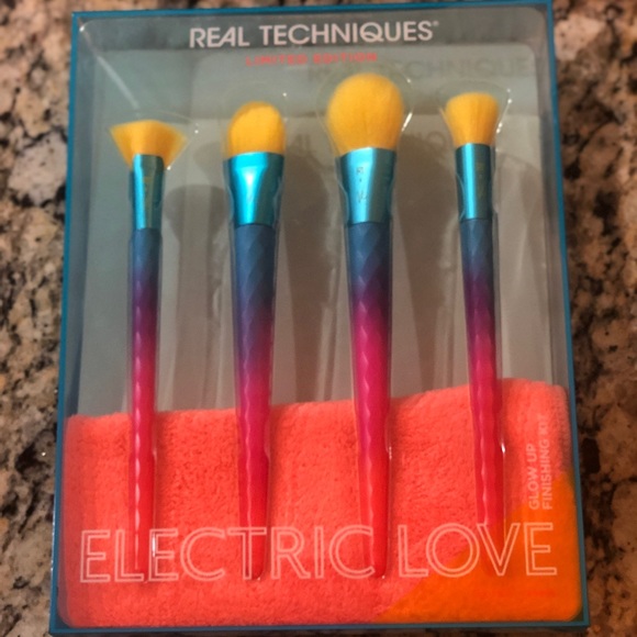 🎁 BNIB New Real Techniques Electric Love Glow Up Brush Set Victoria Lyn Collab - Picture 4 of 6